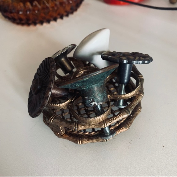 Bundle of vintage hardware drawer knobs - Picture 4 of 8